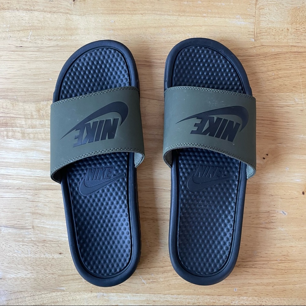 Nike Benassi Slides
